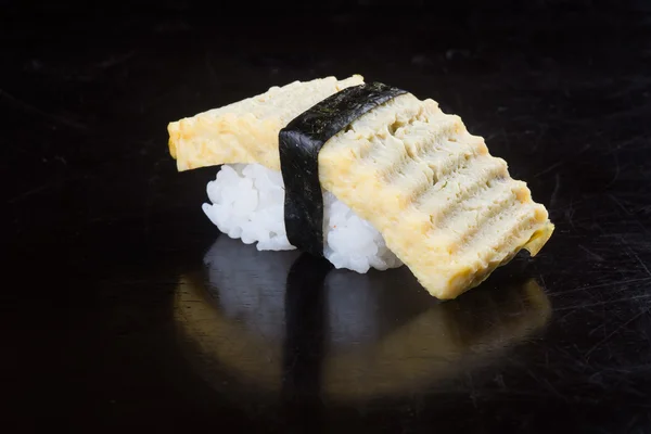 Cocina japonesa. sushi en el fondo — Foto de Stock