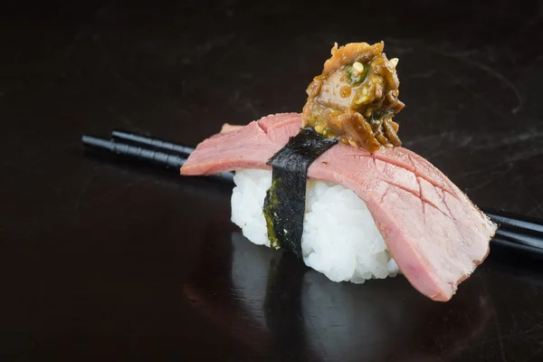 Японская кухня. суши на заднем плане — стоковое фото