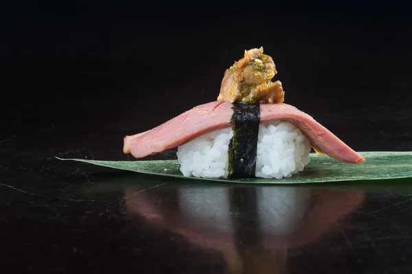 Bucătărie japoneză. sushi pe fundal — Fotografie, imagine de stoc