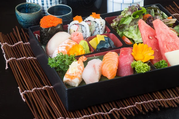 Bucătărie japoneză. sushi setat pe fundal — Fotografie, imagine de stoc
