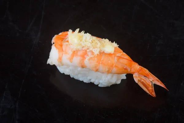 Japanse keuken. Sushi garnalen op de achtergrond — Stockfoto