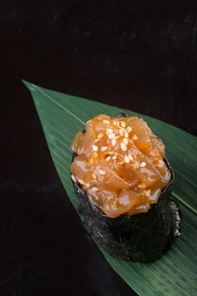 Japanse keuken. sushi op de achtergrond — Stockfoto