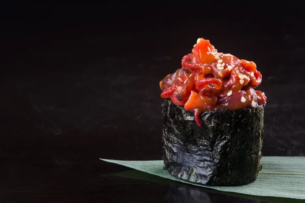 Японская кухня. осьминог суши на заднем плане — стоковое фото