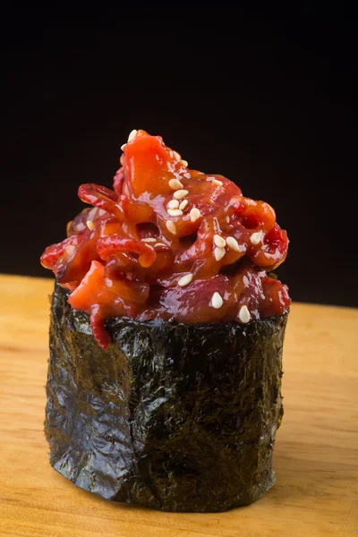 Cucina giapponese. polpo di sushi sullo sfondo — Foto Stock