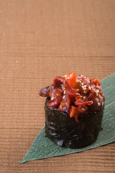 Cocina japonesa. pulpo de sushi en el fondo — Foto de Stock