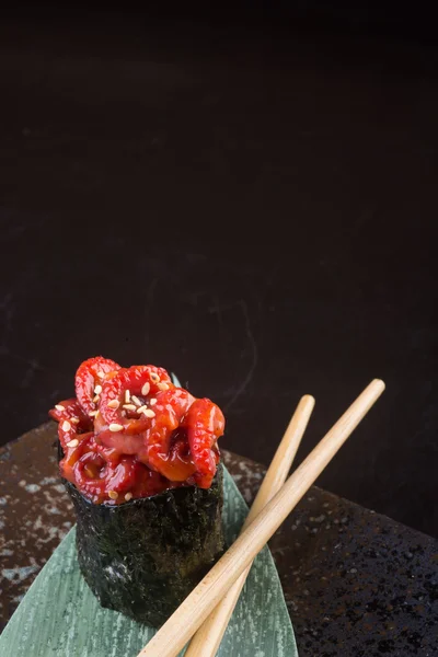 Cucina giapponese. polpo di sushi sullo sfondo — Foto Stock