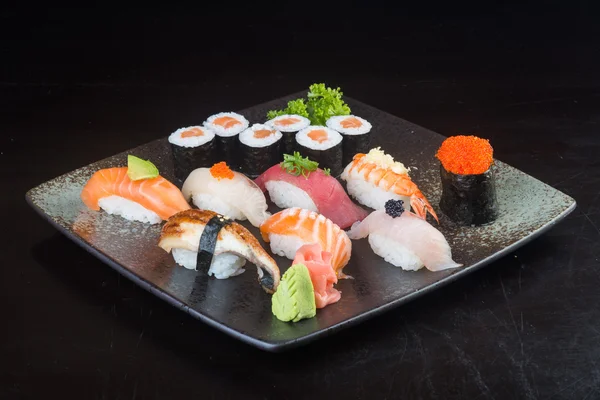 Cocina japonesa. sushi en el fondo —  Fotos de Stock