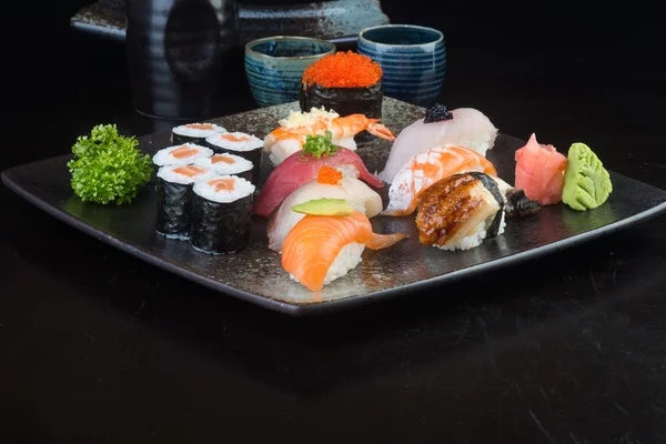 Cozinha japonesa. sushi definido em segundo plano — Fotografia de Stock