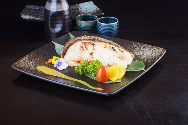 Japanische Küche. gebratener Fisch auf dem Hintergrund — Stockfoto