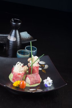 Japon mutfağı. Arka planda suşi var.