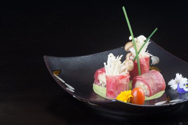 Japon mutfağı. Arka planda suşi var.