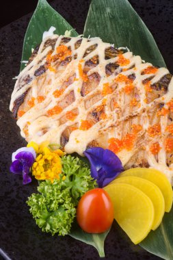 Japon mutfağı. arka planda kızarmış balık