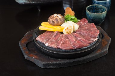 Japon mutfağı. sığır eti küp arka planda