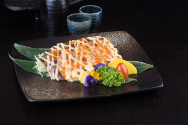 Japon mutfağı. arka planda kızarmış balık