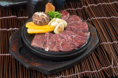 Japon mutfağı. sığır eti küp arka planda