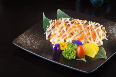 Japon mutfağı. arka planda kızarmış balık