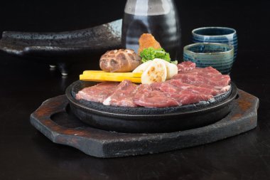 Japon mutfağı. sığır eti küp arka planda