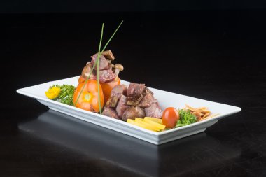 Japon mutfağı. sığır eti küp arka planda