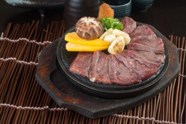 Japon mutfağı. sığır eti küp arka planda