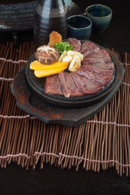 Japon mutfağı. sığır eti küp arka planda