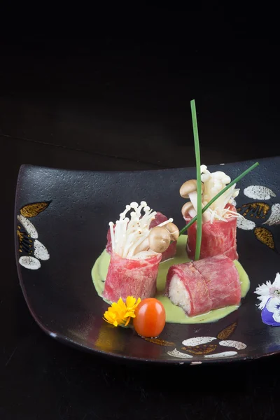 Bucătărie japoneză. sushi pe fundal — Fotografie, imagine de stoc