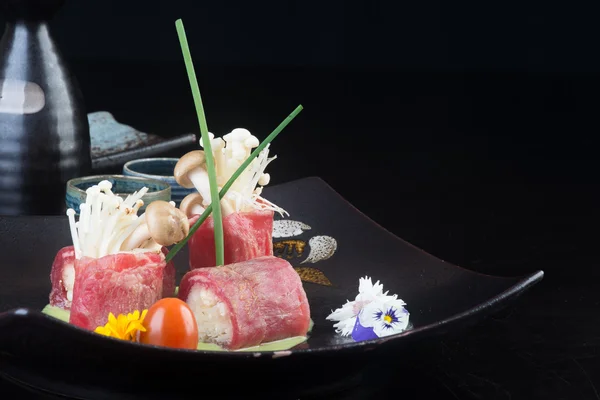 Bucătărie japoneză. sushi pe fundal — Fotografie, imagine de stoc