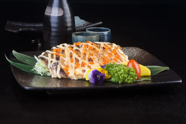 Japanische Küche. gebratener Fisch auf dem Hintergrund — Stockfoto