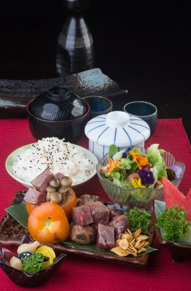 Japonská kuchyně. hovězí kostky na pozadí — Stock fotografie
