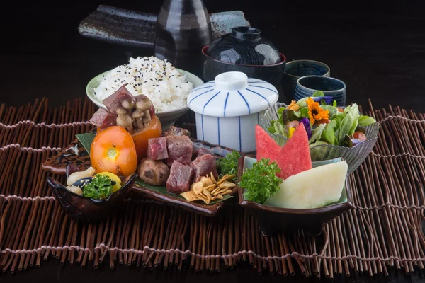 Ιαπωνική κουζίνα. βόειο κρέας κύβος στο παρασκήνιο — Φωτογραφία Αρχείου