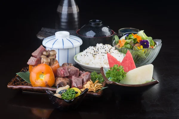 Cocina japonesa. cubo de ternera en el fondo — Foto de Stock