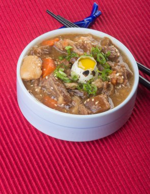 Japon mutfağı. arka planda işkembe çorbası