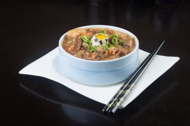 Japon mutfağı. arka planda işkembe çorbası