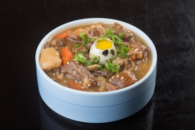 Japon mutfağı. arka planda işkembe çorbası