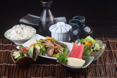 Japon mutfağı. kızartılmış mix sebze arka planda