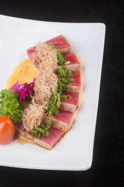 Japon mutfağı. sashimi arka planda