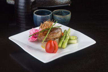 Japon mutfağı. sığır eti küp arka planda