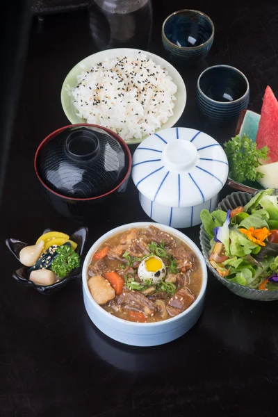 Японская кухня. говяжий суп на заднем плане — стоковое фото