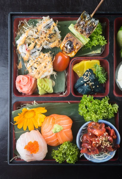 일본 요리입니다. 백그라운드에 런치 박스 세트 — 스톡 사진