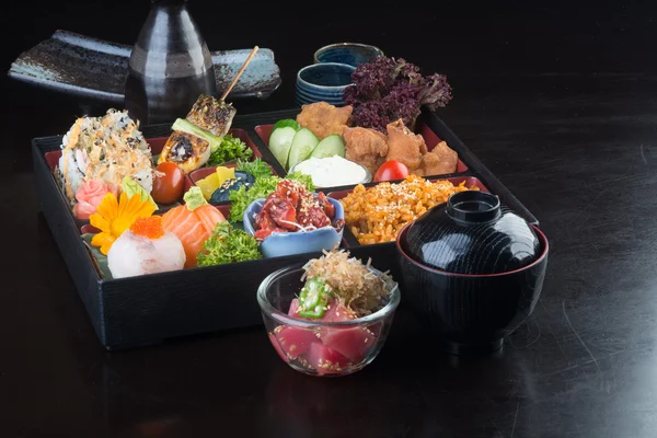 Cocina japonesa. conjunto de caja de almuerzo en el fondo — Foto de Stock