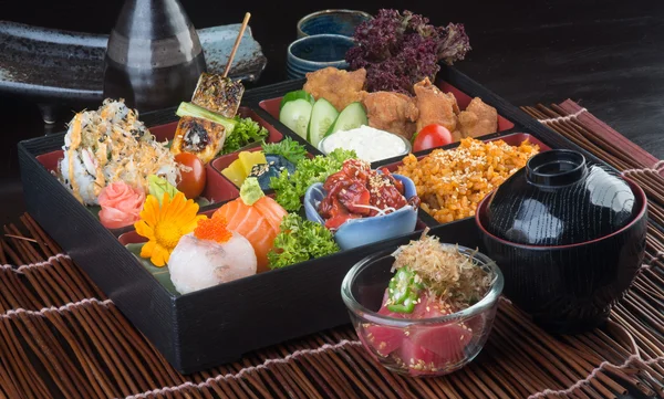 Japon mutfağı. Öğle Yemeği kutu set arka planda