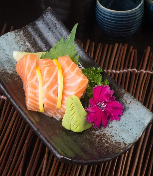 Cozinha japonesa. sashimi em segundo plano — Fotografia de Stock