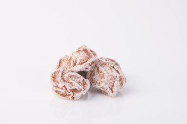 tuzlu Erik demirhindi gıda aperatif bir arka plan üzerinde