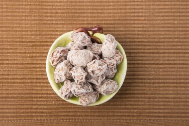 tuzlu Erik demirhindi gıda aperatif bir arka plan üzerinde