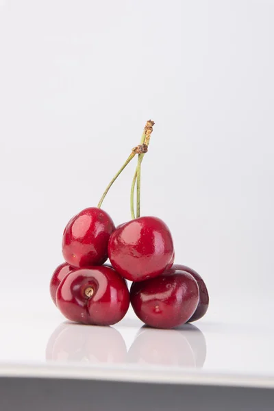 Frische Kirschbeeren auf Hintergrund — Stockfoto