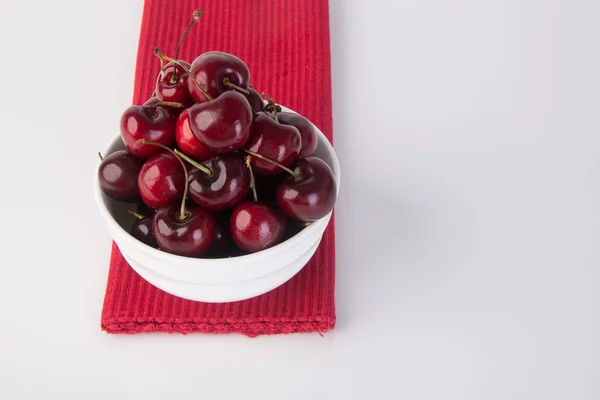 Frische Kirschbeeren auf Hintergrund — Stockfoto