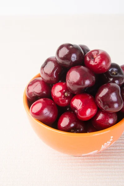 Frische Kirschbeeren auf Hintergrund — Stockfoto