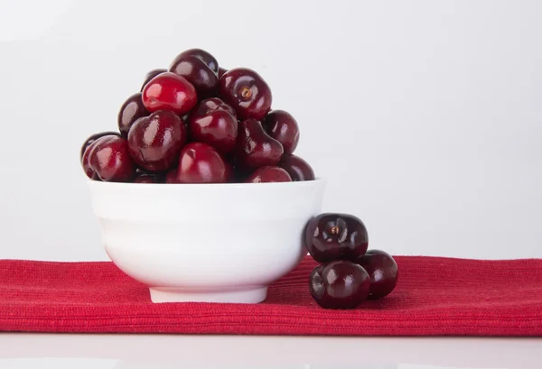 Frische Kirschbeeren auf Hintergrund — Stockfoto