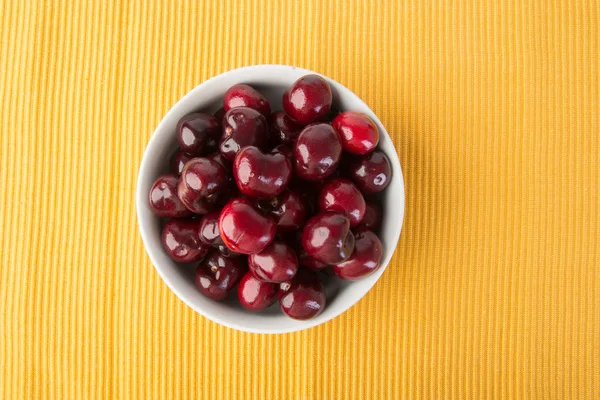 Frische Kirschbeeren auf Hintergrund — Stockfoto