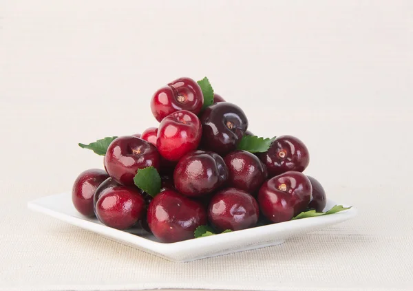 Frische Kirschbeeren auf Hintergrund — Stockfoto