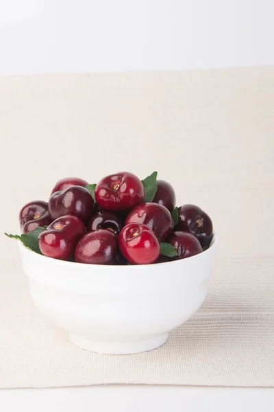 Frische Kirschbeeren auf Hintergrund — Stockfoto